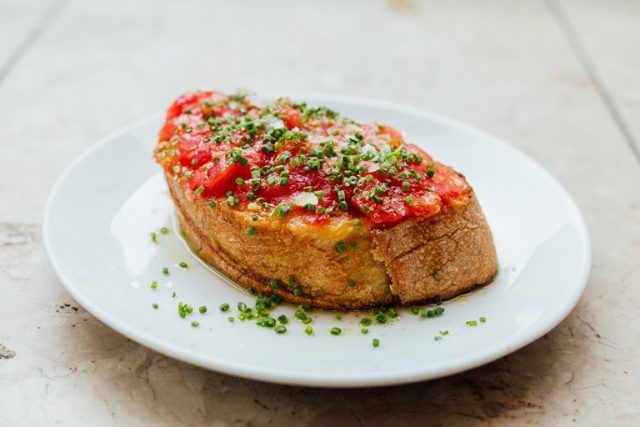 Pan con tomate