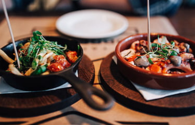 Navegando hacia el éxito: Cómo la gastronomía española eleva su experiencia de prácticas