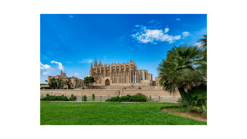 Si vous effectuez un stage aux Baléares, vous pourrez visiter le Palacio Real de La Almudaina.