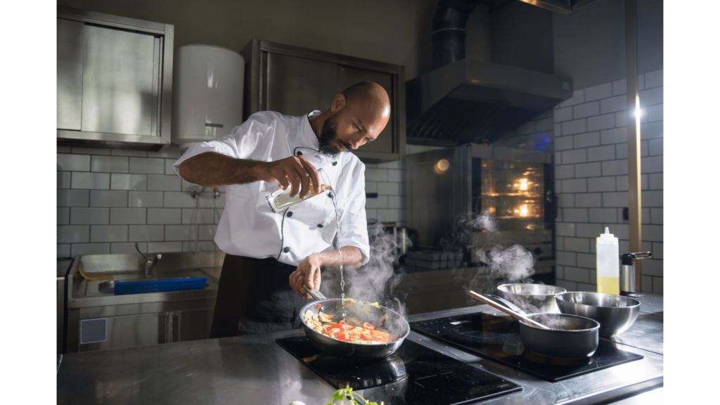 Cuisinier dans la cuisine