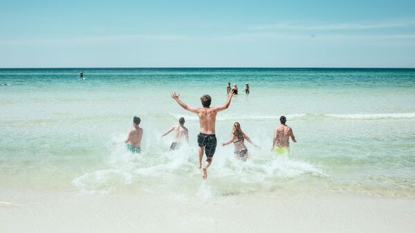 Menschen, die ihre Zeit am Meer genießen